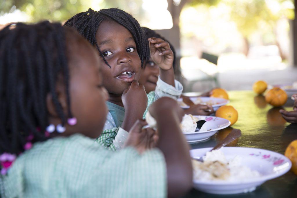 Afrikanische Kinder beim Essen